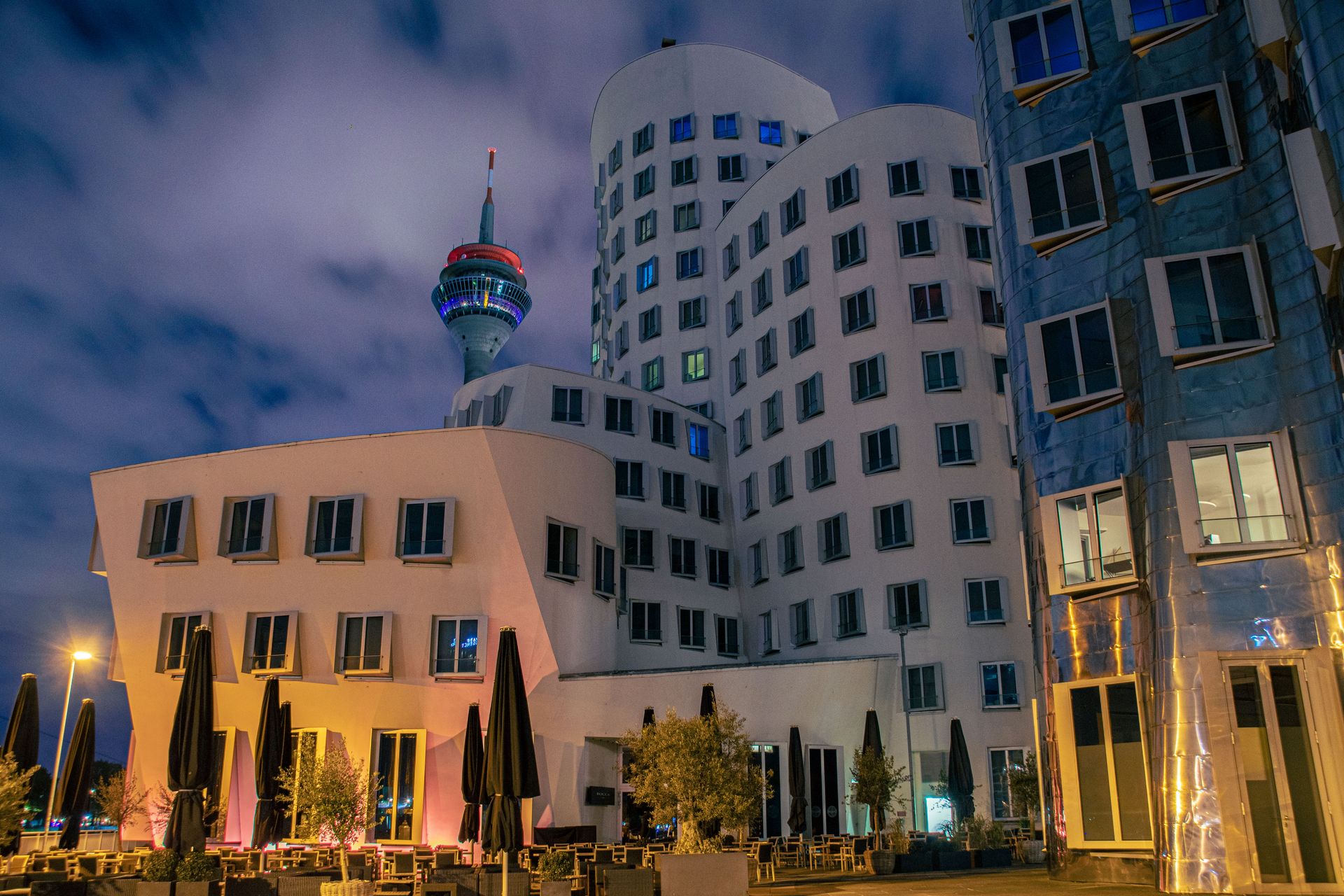 Der Neue Zollhof im Düsseldorfer Medienhafen bei Nacht